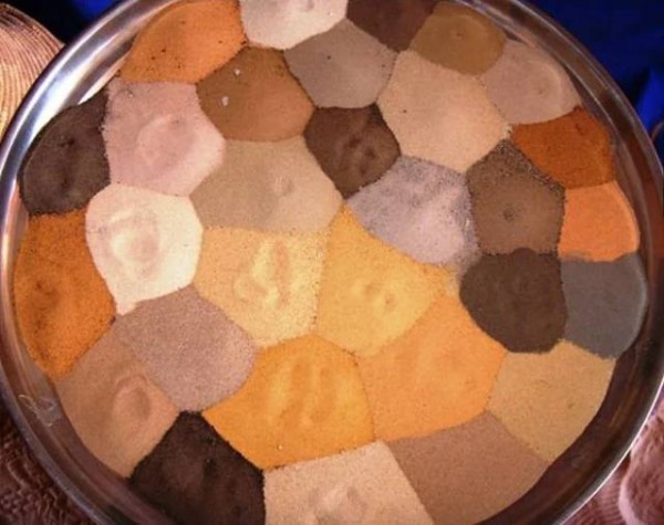사하라 사막에서 퍼온 형형색색의 모래
