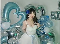 새하얀 드레스 섹시한 수련수련 생일파티